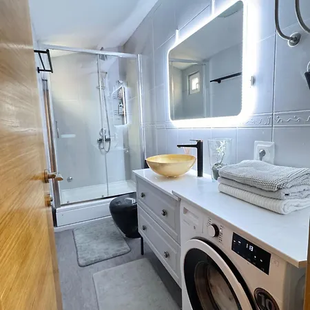 Modern, Spacious With Free Car Parking