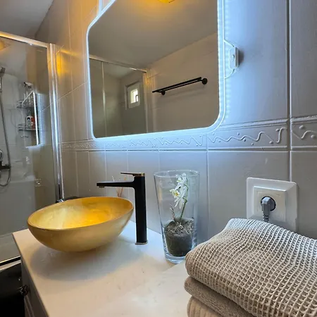 Modern, Spacious With Free Car Parking Apartment Split