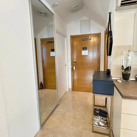 Apartment Modern, Spacious With Free Car Parking *