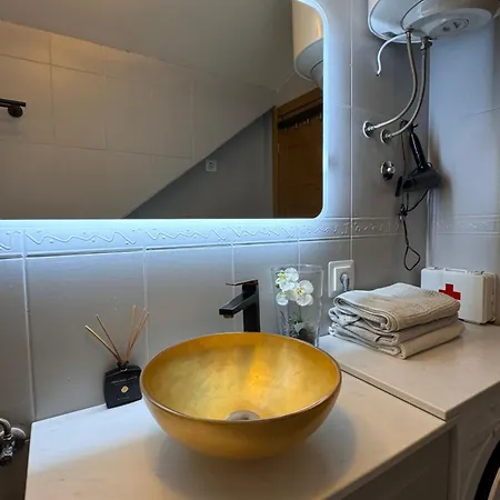 Modern, Spacious With Free Car Parking Apartment Split