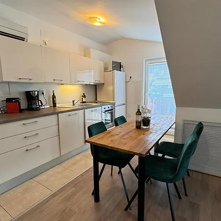 Modern, Spacious With Free Car Parking * Split