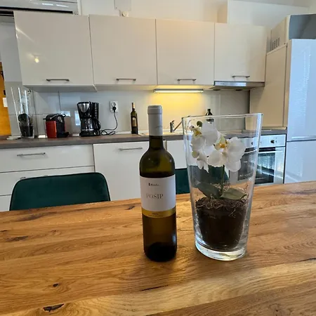 Modern, Spacious With Free Car Parking *
