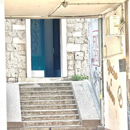 Modern, Spacious With Free Car Parking * Split